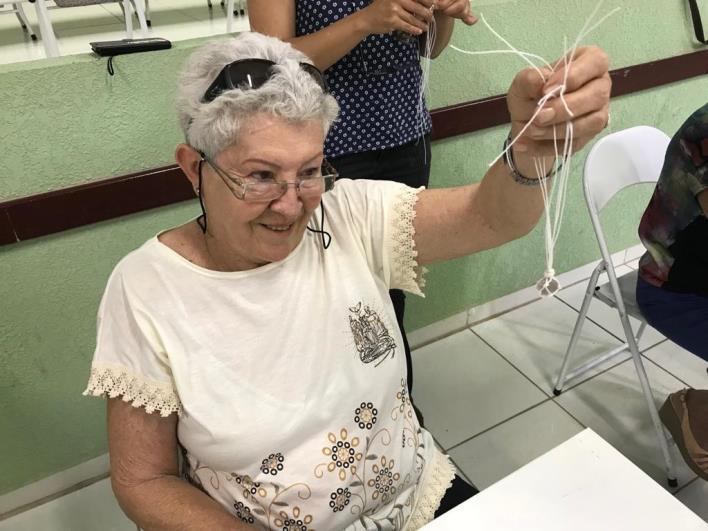 “Ateliê Colar em Macramê”: pedra e barbante formam o amuleto da coragem